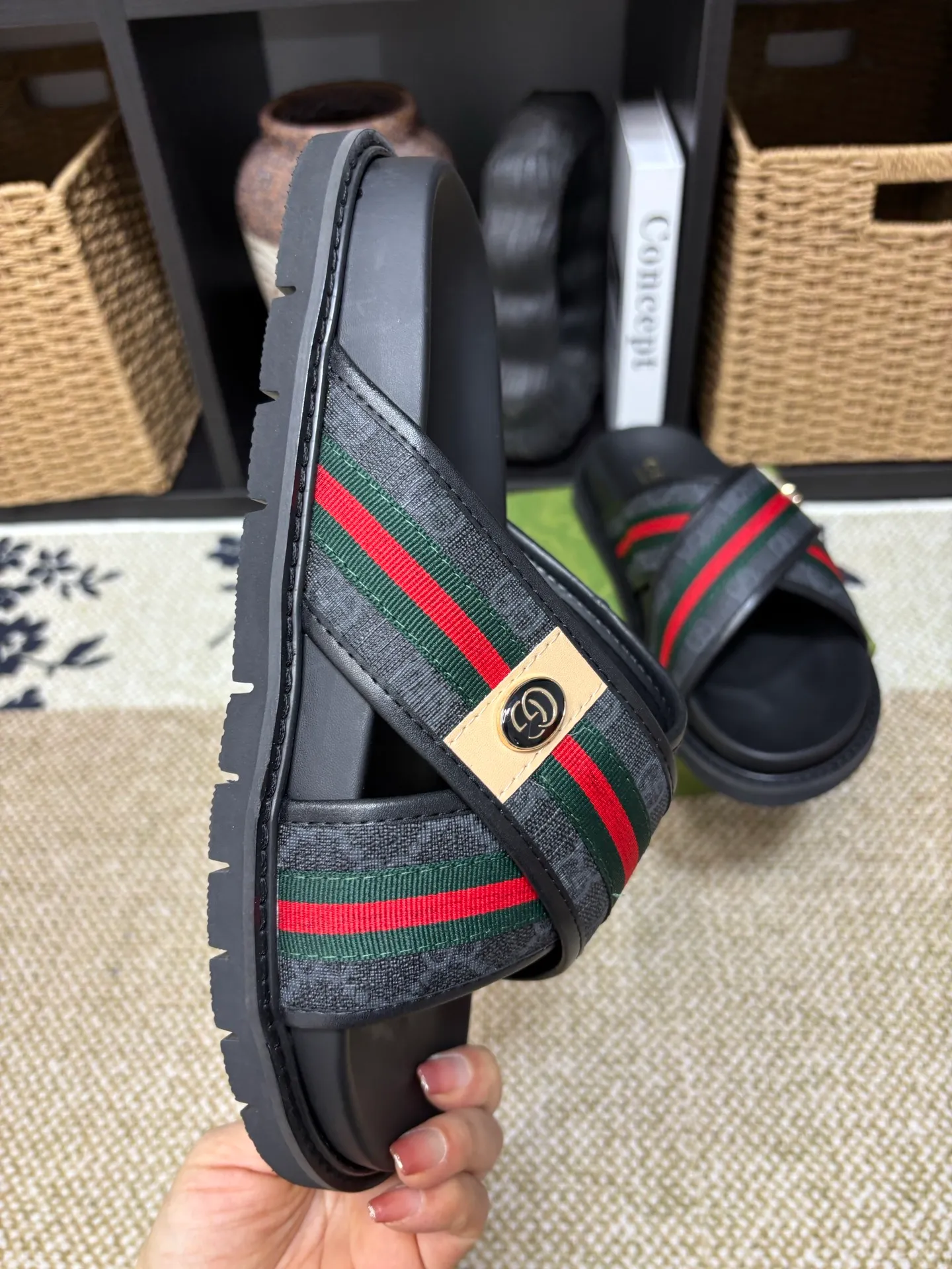 Factory 💰 300 yuan Gucci slippers] high-end men's shoes brand official website 1:1 latest masterpiece: original mold customization, the fabric is made of imported original materials, upgraded outsole, lighter and non-slip. The market's top quality, simple yet tasteful, a must-have for fashionistas, fashionable at your feet, full of confidence, the same style at the counter 👍The season of summer slippers is here. Code: 38-45 (45 customized)